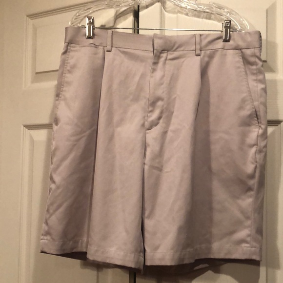 Walter Hagen Other - Walter Hagen sz 36 Khaki Golf Shorts.  Front Pleat for Comfort